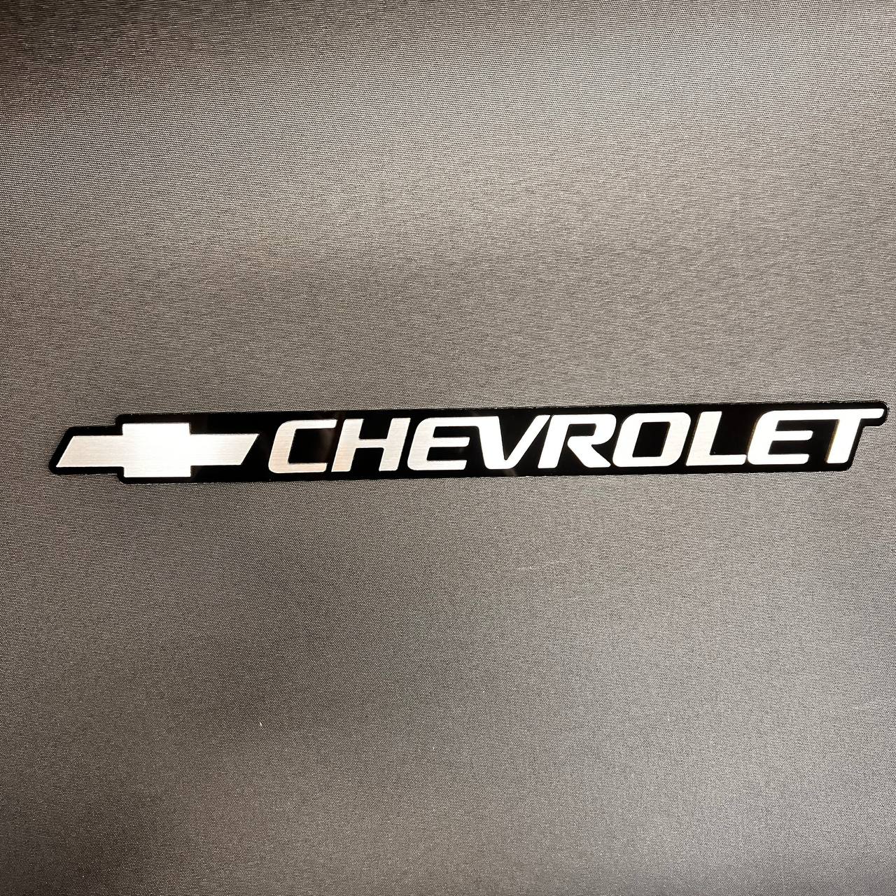 Silver Chevy Bowtie tailgate emblem for 1999-2006 Chevrolet trucks and SUVs.