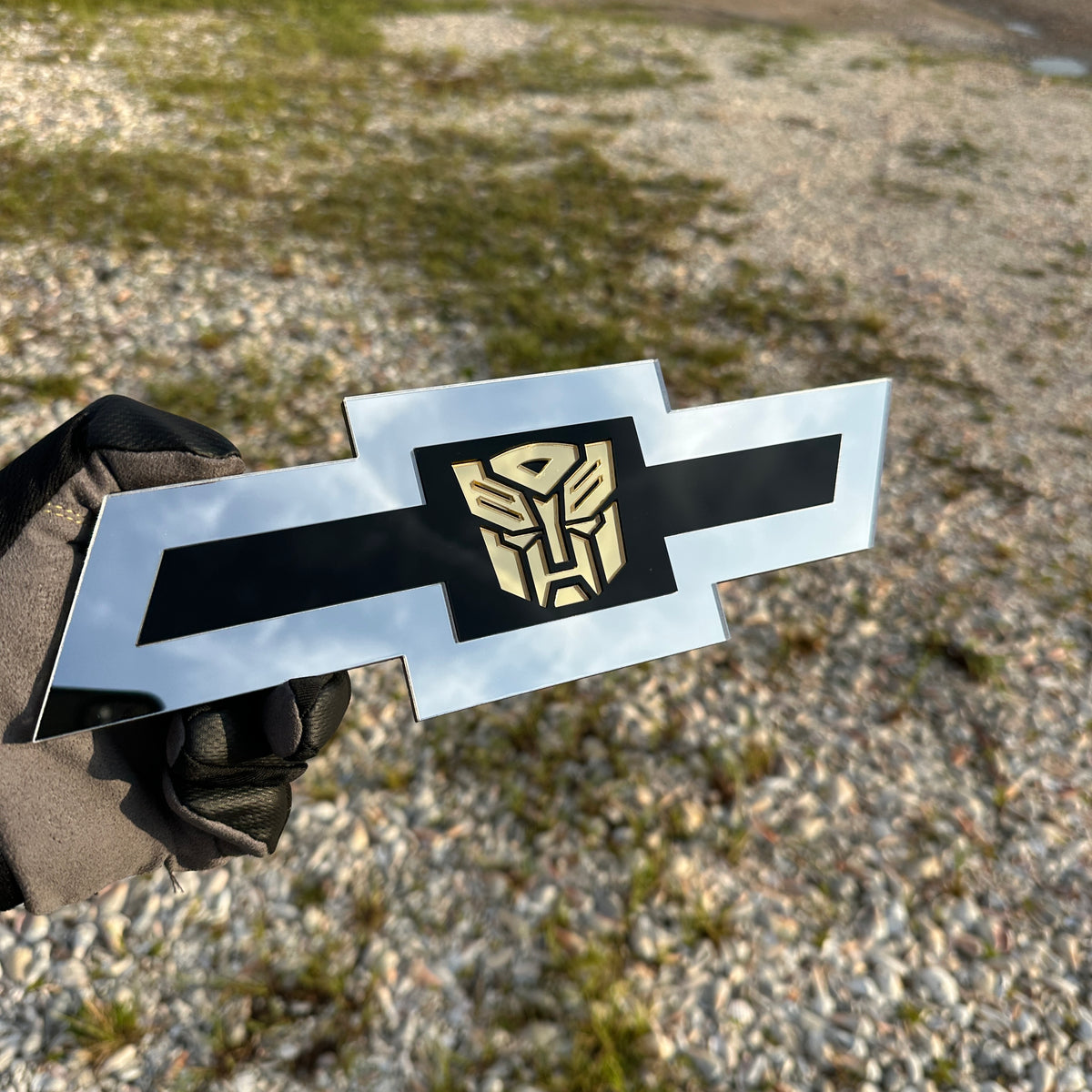 silver-gold-autobot.jpg
Chevy Bowtie exterior badge in silver with black stripe and gold Autobot emblem