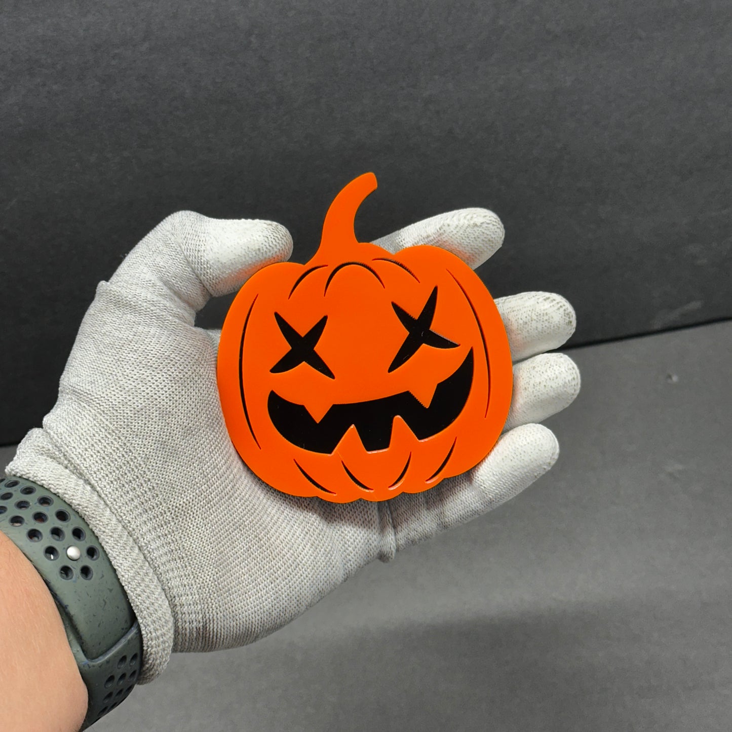 Jack-o’-lantern SUV badge Halloween car decoration held in hand